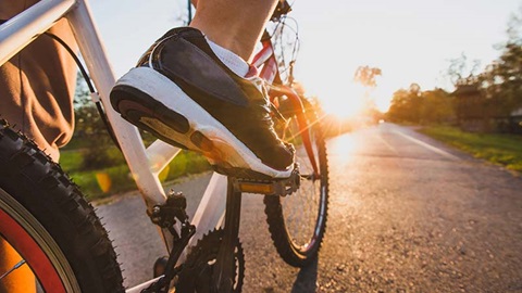 close-up voet tijdens fietsen - hoe blessures tijdens fietsen voorkomen